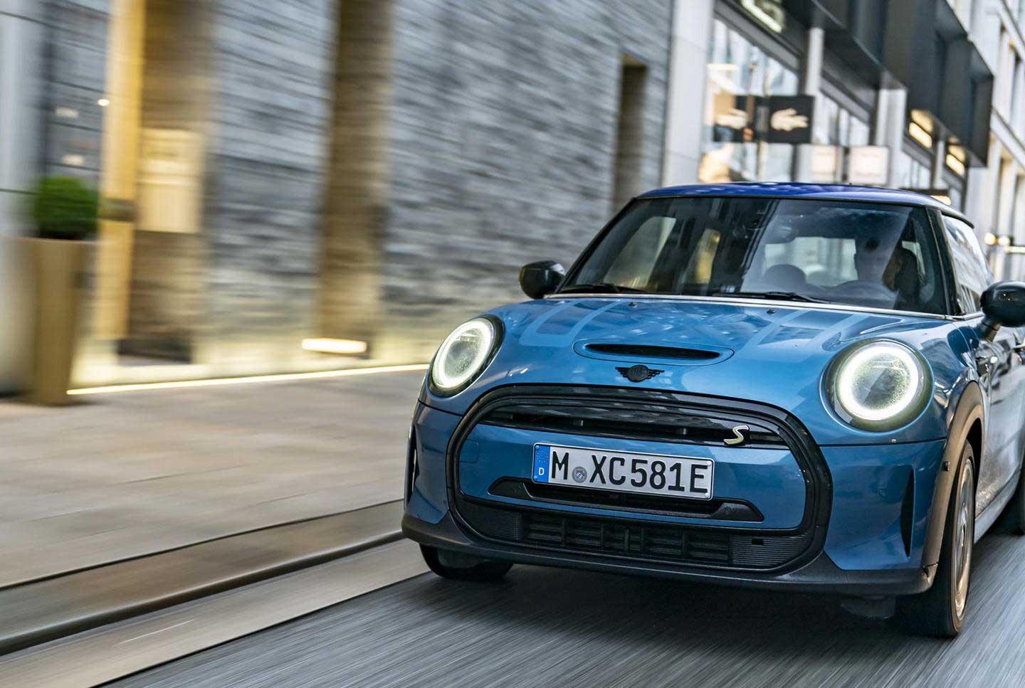 Billede af den nye elektriske Mini Cooper SE som nu kan køre længere
