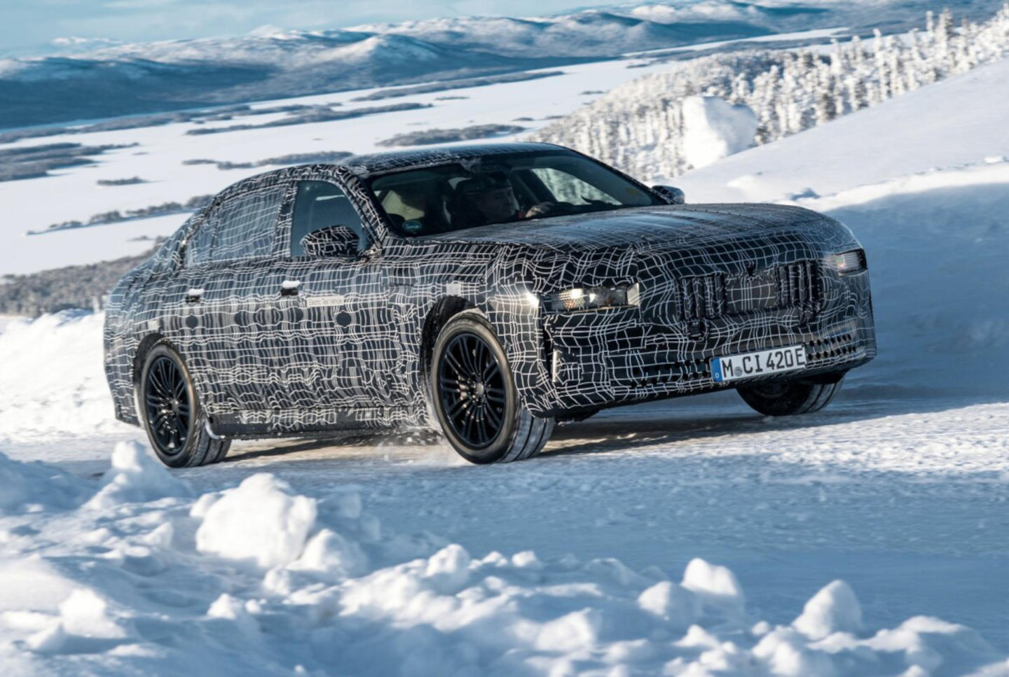 BMW i7 kører gennem snedækket landskab. Bilen får hele 640 hestekræfter