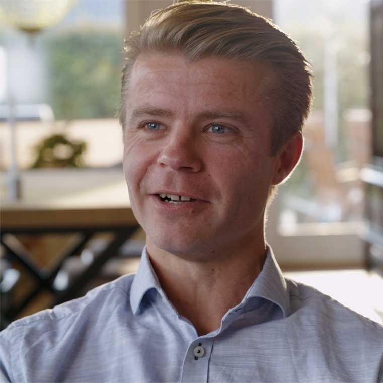 »Jeg vidste ikke en elmåler kunne løbe baglæns« - Derfor investerede Helle og Michael i solceller