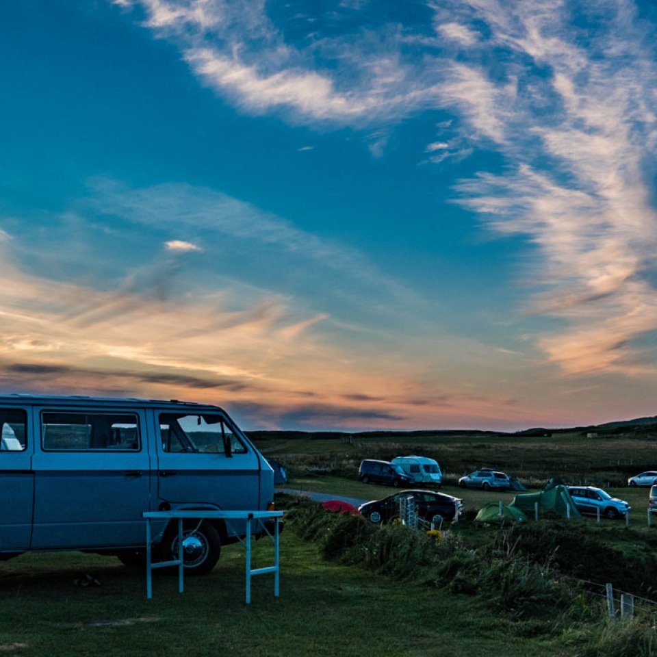 Campingvogn i solnedgang