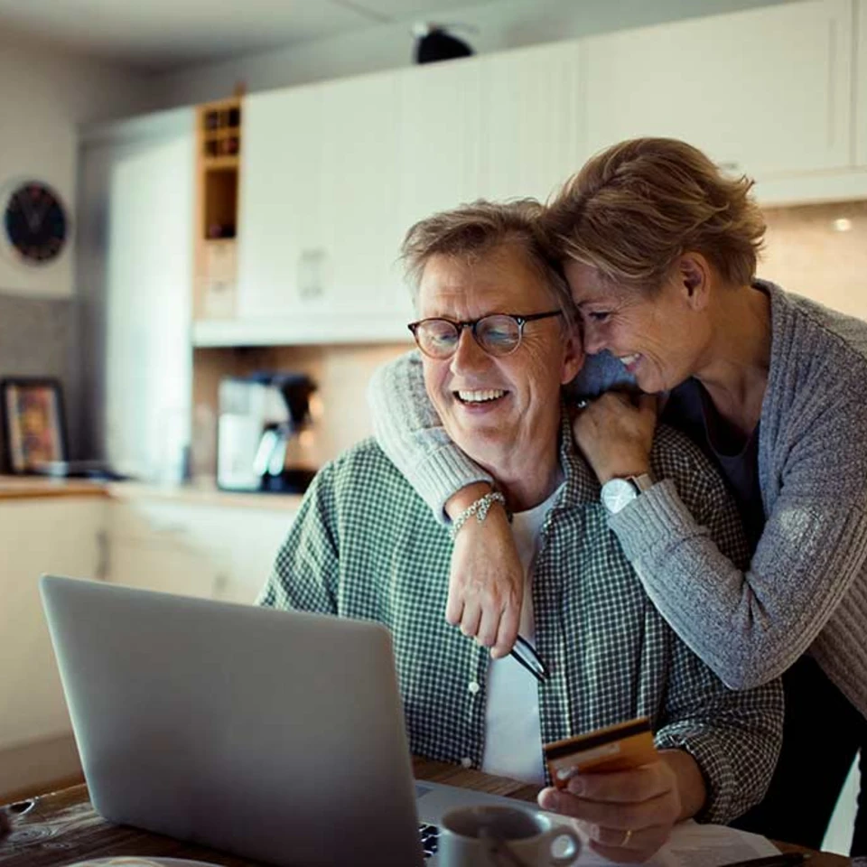 Mand og kvinde kigger på en computer